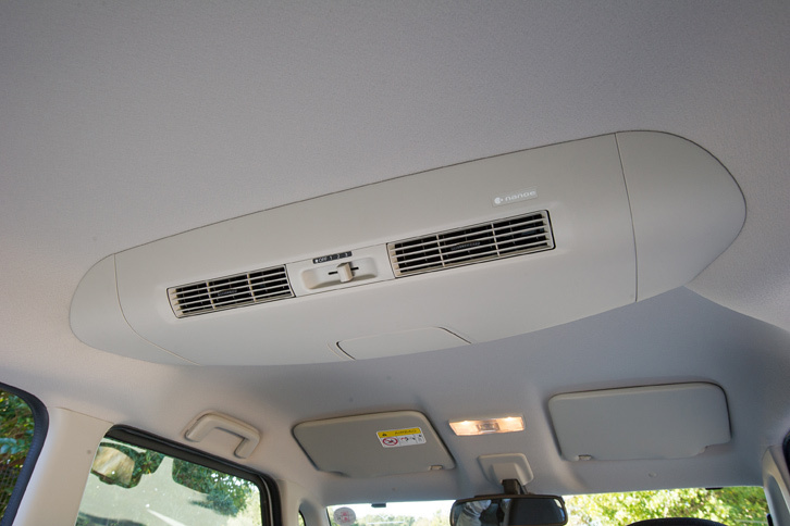 車内の空気を循環させる「リアサーキュレーター」。今回の改良で、消臭や空気を浄化する効果を持つ「ナノイー」の放出機能が追加された。