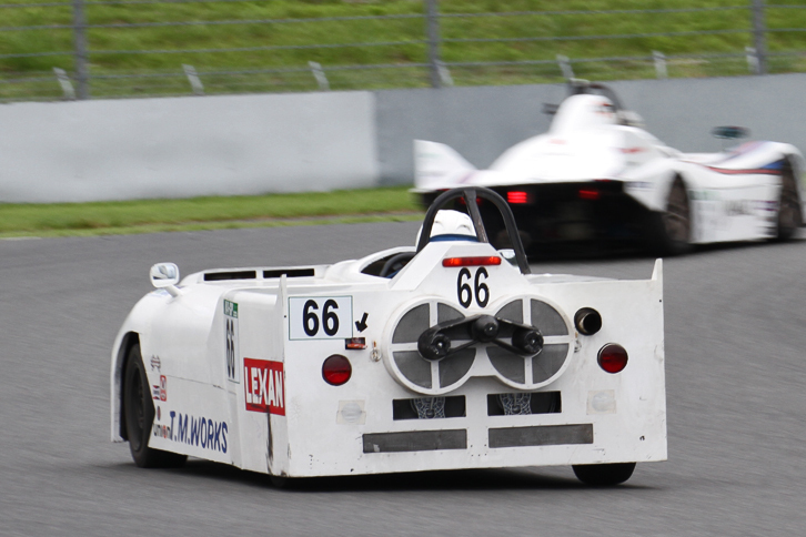 「まんしゅうや縄文2J改」。ファンでマシン下面の空気を吸い出してダウンフォースを得る世界初のファンカーだった「シャパラル2J」を模しているが、背面のファンはダミー。GP-5クラスで6位。