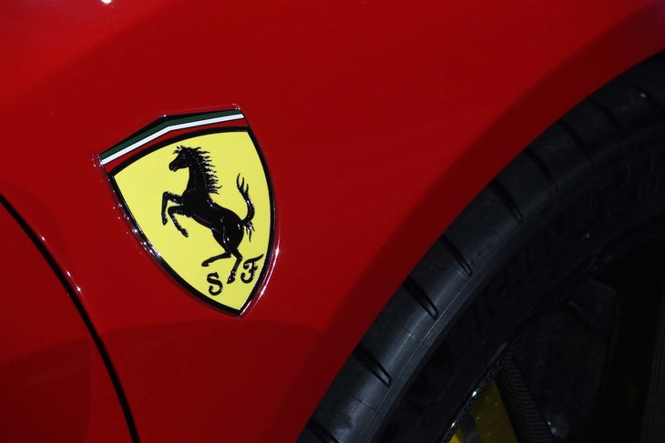 車名のルーツになった「スクーデリア・フェラーリ」エンブレムをフロント左右フェンダーに装着。