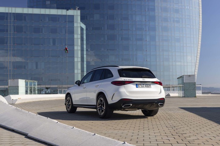 逆三角形のリアコンビアンプが「Cクラス」のファミリーであることを印象づける。いずれは「クーペ」もデビューすることだろう。