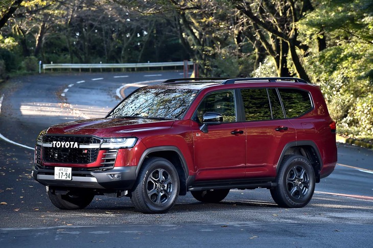 【トヨタ・ランドクルーザーGRスポーツ（ガソリン車）のスペック】
	ボディーサイズ：全長×全幅×全高＝4995×1990×1925mm／ホイールベース：2850mm／車重：2530kg／駆動方式：4WD／エンジン：3.4リッターV6 DOHC 24バルブ ターボ／トランスミッション：10段AT／最高出力：415PS（305kW）/5200rpm／最大トルク：650N・m（66.3kgf・m）/2000-3600rpm／タイヤ：（前）265/65R18 114V M＋S／（後）265/65R18 114V M＋S（ダンロップ・グラントレックAT23）／燃費：7.9km/リッター（WLTCモード）／価格：770万円
	
	【取材時の燃費データ】
	テスト距離：246.1km（市街地1：高速道路7：山岳路2）／使用燃料：35.0リッター（ハイオクガソリン）／参考燃費：7.0km/リッター（満タン法）／6.7km/リッター（車載燃費計計測値）