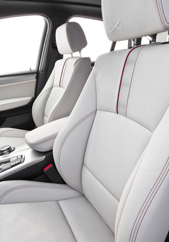 「X4 M40i」の前席。コーナリング中に乗員のホールドを高める、電動調節式のサイドサポートが備わる。
