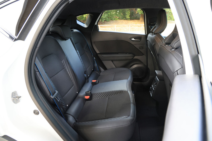 後席には160mmの前後スライド機構と60：40の分割可倒機構が備わる。これは「キャプチャー」の全車に共通する装備。シートの表皮にはフロントシートに準じた「バイオスキン＆ファブリックコンビシート」が用いられている。