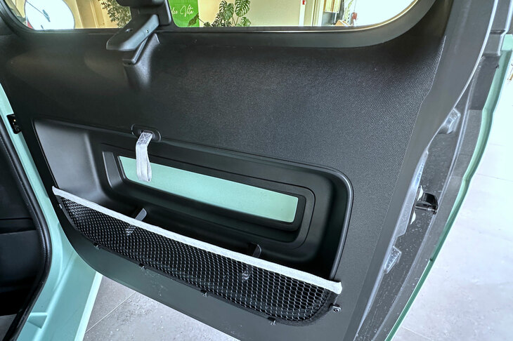 ドアの内張りも極めて簡素である。こちらに付いているひもは、ドアを閉めるためのものである。