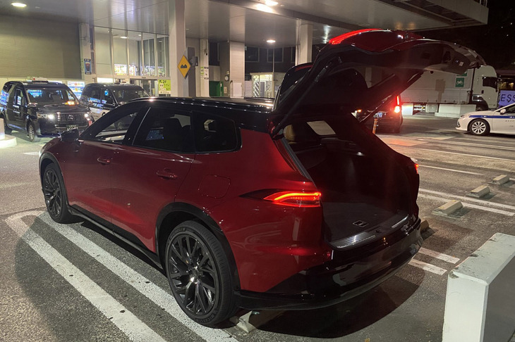 荷室は5人乗車時で570リッターの容量を確保。60：40分割可倒式の後席背もたれをたたむと、容量を最大1470リッターにまで拡大できる。荷室の広さと使い勝手は「エステート」の名に恥じないものだ。