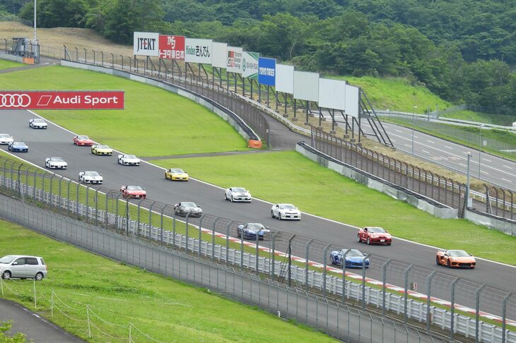 75Rからコカ・コーラコーナーへと向かうカラフルな車列。来場台数が249台にものぼったため（さすがに全車がイベントの最後まで残っていたわけではないだろうが）、パレードランはいつまでも終わらなかった。