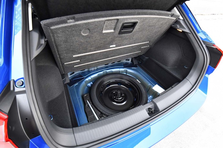 荷室のフロア下にはスペアタイヤが収納されている。「Tロック」の全グレードに標準装備されるアイテムだ。