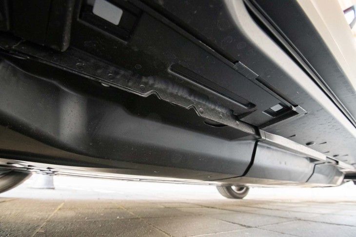 フロア下をのぞき込むとリチウムイオンバッテリーが張り出していることが確認できる。下面は極めてフラットに処理されている。