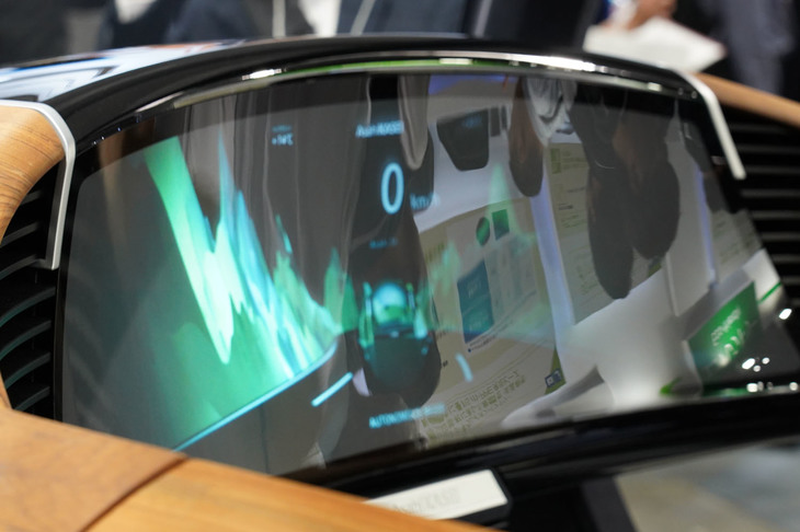 メーターパネルは大きく湾曲した液晶スクリーン。