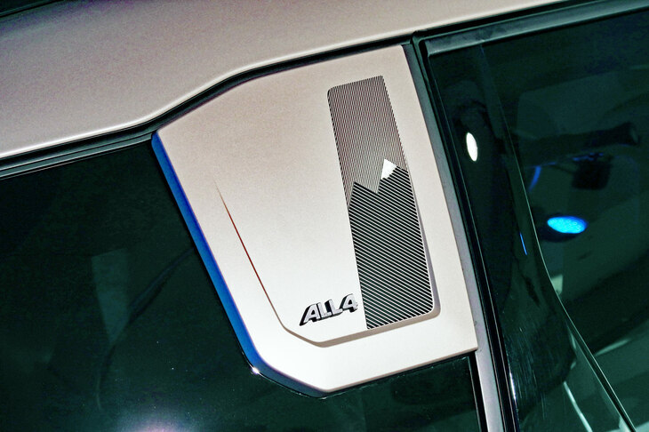 渕野氏が指摘する、Cピラーの装飾パネル。フローティングルーフとボディーが織りなす横基調のイメージに変化をつける、サイドビューのアクセントとなっているのだが……。