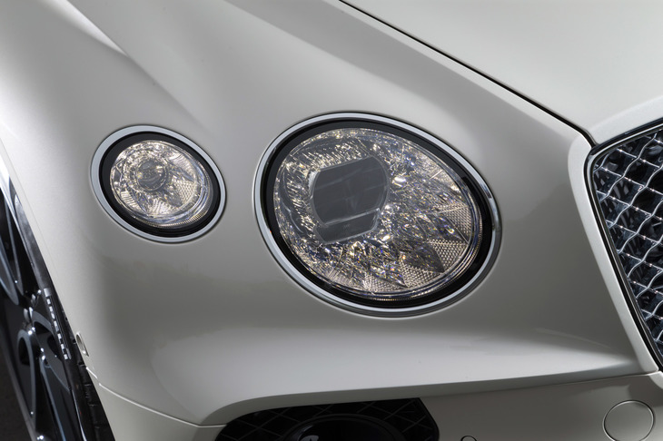 
	LEDヘッドライトは、クリスタルガラスのカット技術からインスピレーションを得たデザインを採用。ハイビームアシストも標準装備する。
	