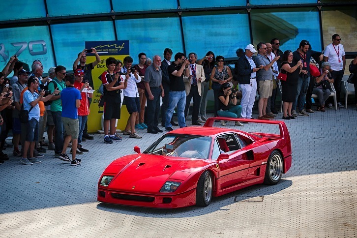 マラネッロの市街地で行われたフェラーリパレードの様子。