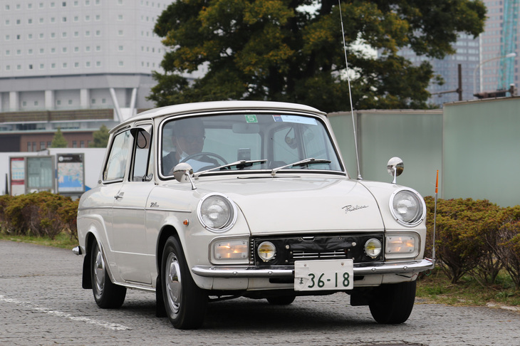 1967年「トヨタ・パブリカ800デラックス」。フロントグリルに空冷エンジンのオーバークール防止用のジャケットを装着。スポーティーなヘッドライトカバーも備わるが、これはヘッドライトの前に雪が積もることを防ぐ寒冷地用の純正オプション。