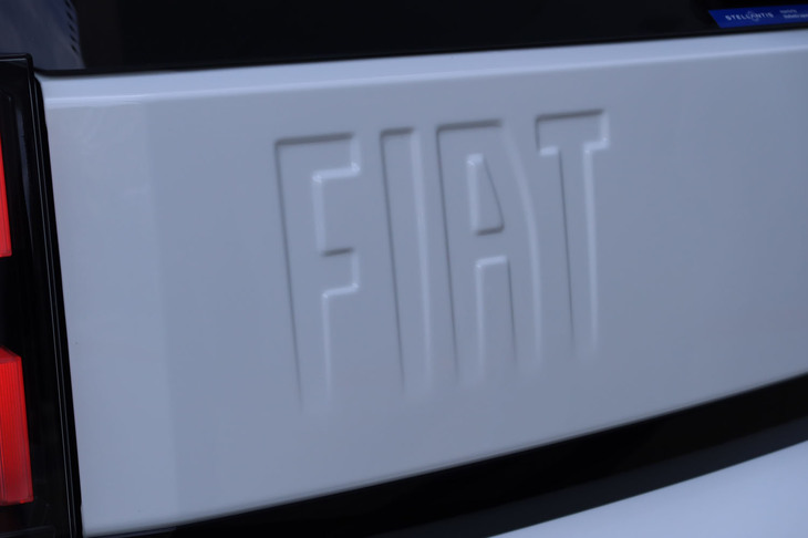 バックドアパネルには「FIAT」ロゴがプレスされている。メーカーによれば、エンブレム類を用いるのに比べてパーツ点数が抑えられ、しかも個性を表現できる優れたデザイン手法とのこと。