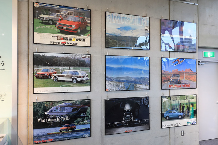 初代～3代目「シビック」の広告ポスター。ビジネスバンやステーションワゴンの「カントリー」など、当時からさまざまな派生モデルが存在していた。