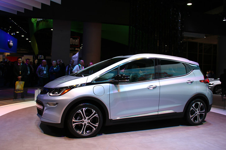 GMは、2代目「シボレー・ボルト」のバリエーションとして、電気自動車をCES会場で発表した。1回の充電で200マイル（約320km）以上の走行が可能。米国では、補助金の適用で、約3万ドル（約254万円）で販売される。