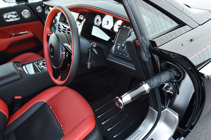 ドア開口部の前方には、傘の収納スペースが確保される。助手席側も同様。