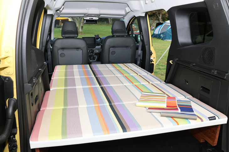 展示車の黄色の「カングー」は、後席および荷室にベッドキットが組まれていた。美しい色使いの生地が印象的なこちらは、実はルノー・ジャポンの試作品。フランスの「レ・トワール・デュ・ソレイユ」の生地を使用しており、分割式ながら、しっかりとストライプ柄がそろっているのが特徴だ。もちろん市販予定で、近日発売されるとのこと。