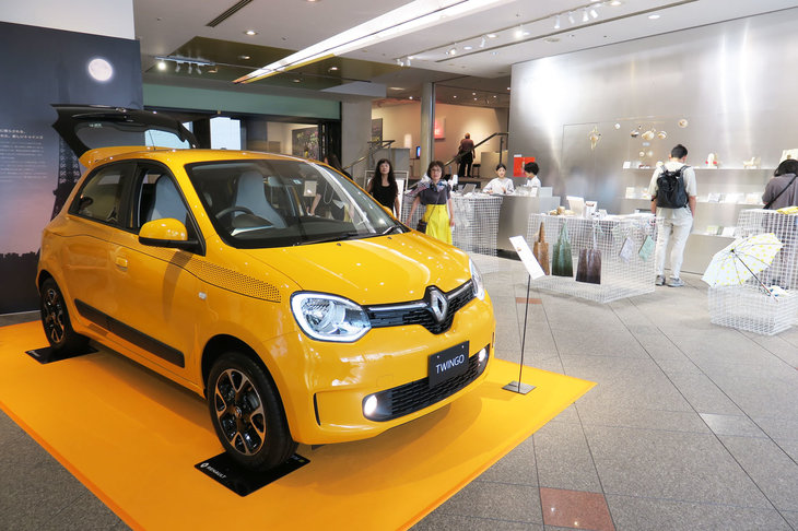 展示車両の「ルノー・トゥインゴ」。ボディーカラーは新色の「ジョン マンゴー」である。