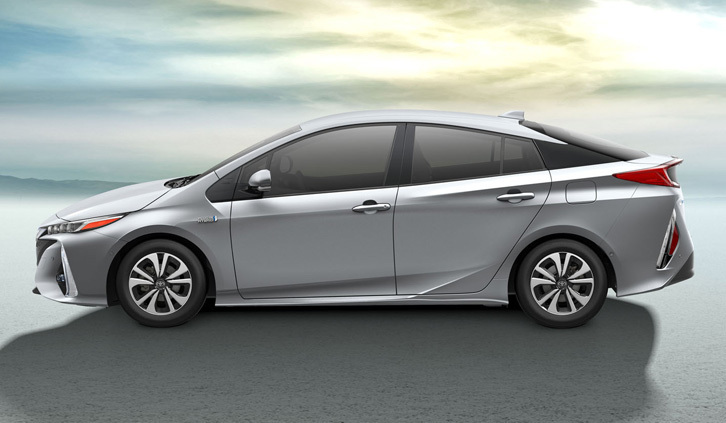 ボディーサイズは全長×全幅×全高＝4645×1760×1470mmで、ホイールベースは2700mm。105mm長い全長以外は、標準的な「プリウス」と同じ値になっている。