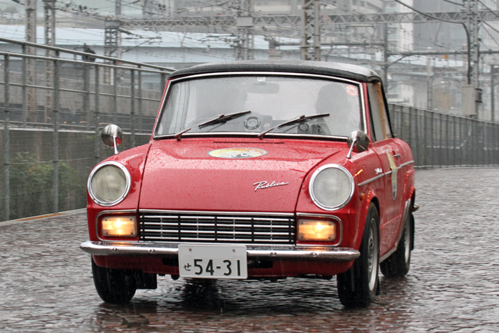 1968年「トヨタ・パブリカ コンバーチブル」。スポーティーな雰囲気のヘッドライトカバーは、実は積雪地用の純正オプションである。