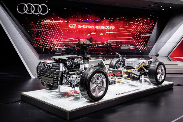 2015年のジュネーブショーにて、会場に展示された「e-tron 3.0 TDIクワトロ」のランニングシャシー。バッテリーの搭載位置がよく分かる。