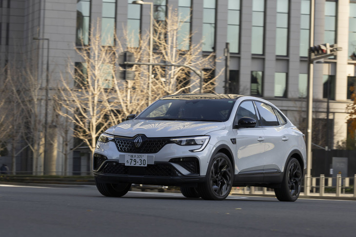 街乗りでもロングドライブでも快適さと楽しさを同時に味わえる「アルカナ」。アルピーヌの魂を込められ、さらに魅力的な存在になったといえるだろう。