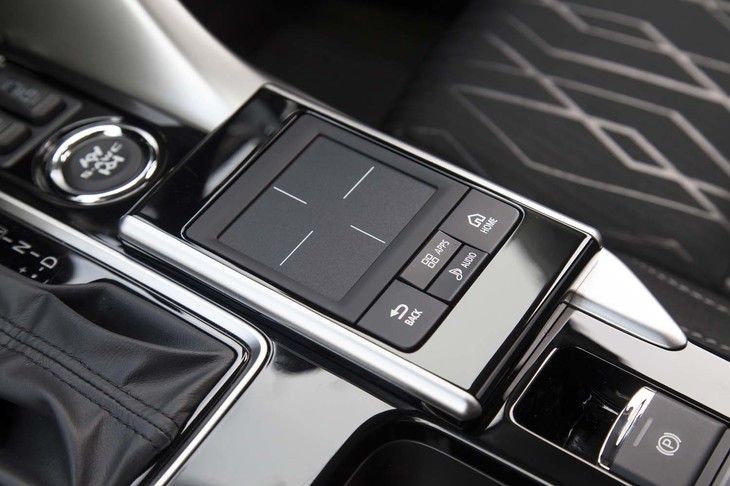 センターコンソールには、タッチパッドを装備。運転姿勢を変えることなくインフォテインメントシステムが操作できる。