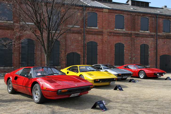 明治に建てられ、1975年まで稼働したという赤レンガ造りの元工場を背景に並んだ1978年「フェラーリ308GTS」（左端）と3台の「308GTB」。