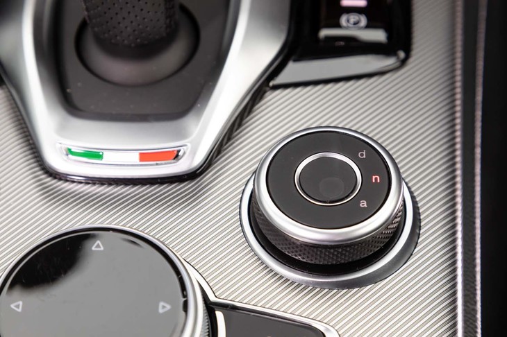 ダイヤル式のドライブモードセレクター。ダイナミック（d）、ナチュラル（n）、アドバンストエフィシェンシー（a）の3モードに切り替え可能。