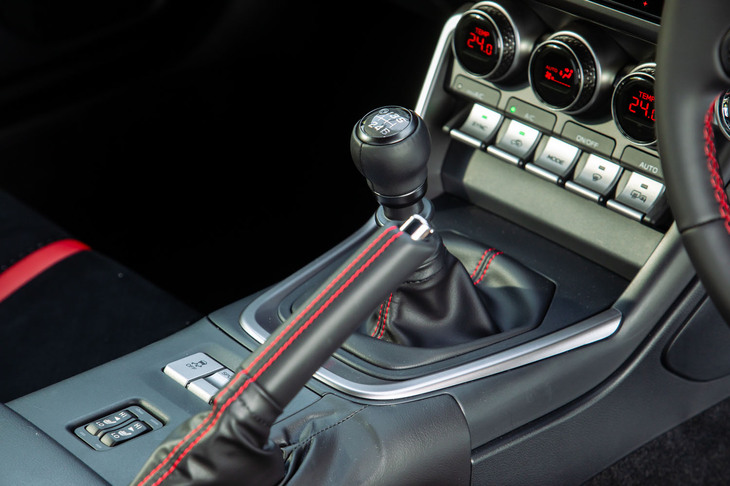 6段MT車には専用の「スポーツ」モードが設定された。アクセルの踏み込み量に対するリニアさが向上するほか、レスポンスも鋭くなる。