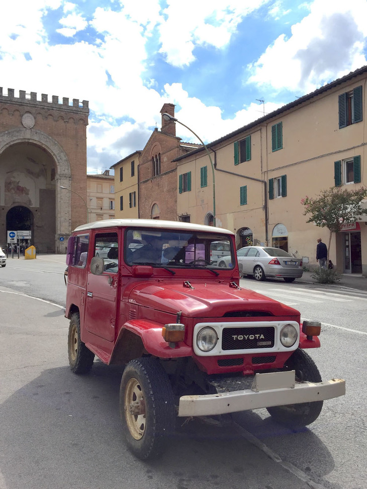 近年、レストアされた40系をよく街で見かけるようになった。2016年8月、シエナにて撮影。