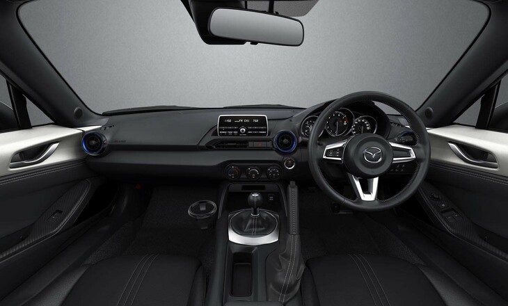 「マツダ・ロードスター990S」のインテリア。トランスミッションは6段MTのみで、ATは設定されていない。