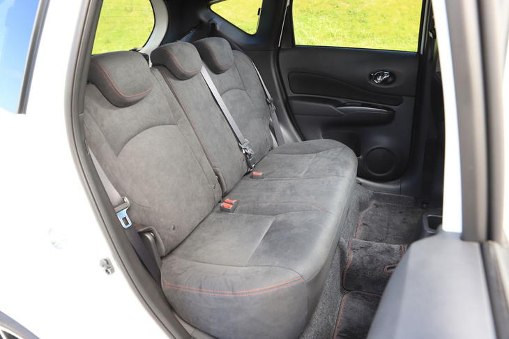 
	リアシートは、フロントシートに合わせたカラーコーディネート。6：4分割可倒式のバックレストを採用する。
	