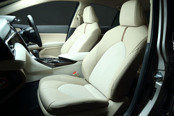 「G“レザーパッケージ”」の前席。座面や背もたれにパーフォレーション加工が施された、本革仕立てとなっている。