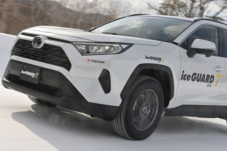 「アイスガード7」は2021年9月に発売され、今シーズンで4年目を迎える。先代の「アイスガード6」に比べ、14％向上した氷上制動性能が自慢。「ヨコハマのスタッドレスタイヤ史上最高の氷上性能」をうたう。