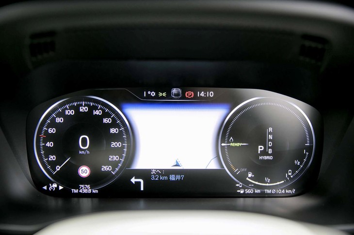 メーターパネルはフル液晶タイプ。さまざまな車両情報のほか、カーナビのマップも表示できる。