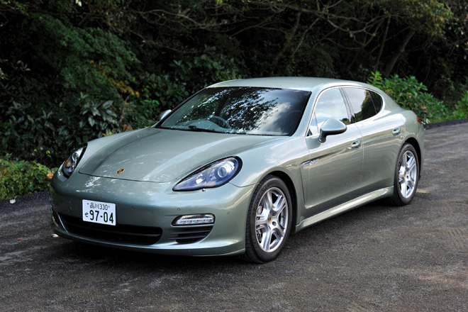 ポルシェ・パナメーラS ハイブリッド
    ボディーサイズ：全長×全幅×全高＝4970×1930×1420mm／ホイールベース：2920mm／車重：2020kg／駆動方式：FR／エンジン：3リッターV6DOHC24バルブ スーパーチャージャー／モーター：交流同期電動機／トランスミッション：8AT／エンジン最高出力：333ps/5500-6500rpm／エンジン最大トルク：44.9kgm/3000-5250rpm／モーター最高出力：47ps/1150rpm以上／モーター最大トルク：30.6kgm/1150rpm以下／タイヤ：（前）255/45R19／（後）285/40R19