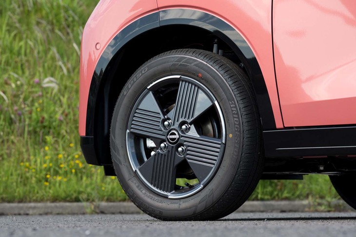 水引をモチーフとしたというアルミホイールを装備する。