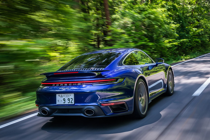 2.83kg/PSのパワーウェイトレシオを誇る「911ターボ」。0-100km/h加速は2.8秒、最高速度は320km/hと発表されている。