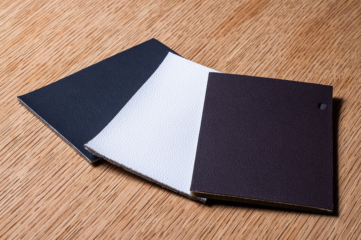 ノーブルチェアーズでは長時間座ることを想定し、耐久性や蒸れ感、肌触りなどを考慮した表皮素材を用意。合成レザーやリアルレザー、ファブリックといった豊富なラインナップから、好みや使用環境に合わせてアイテムを選択できる。