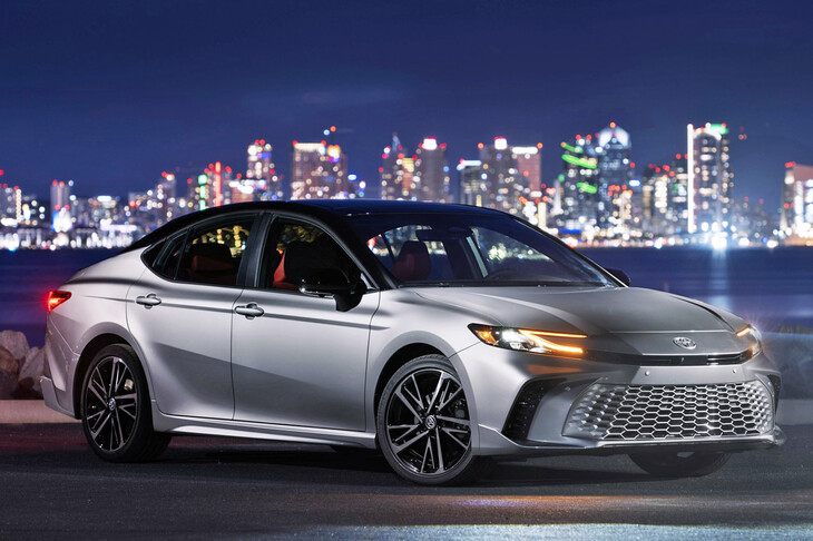 ちなみに、永遠のライバルである「トヨタ・カムリ」の今のデザインはこちら。　
	清水「これは……強烈だねえ」　
	ほった「日本では2023年いっぱいでお役御免になってましたけど、海外ではこんなことになってるんですね」