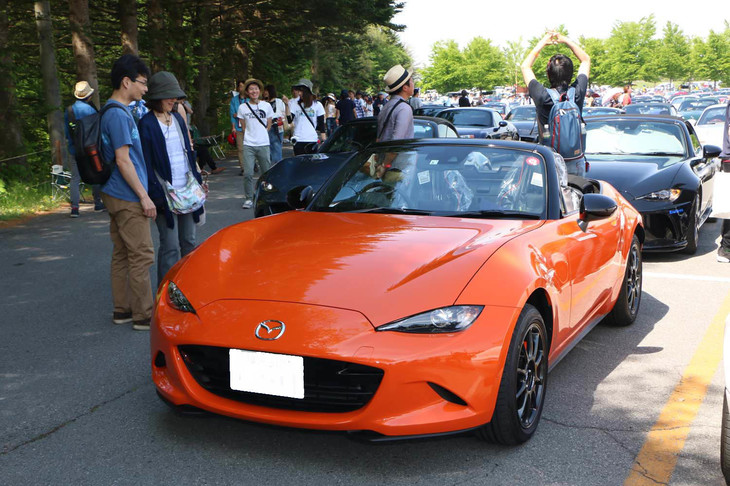 発売されたばかりの「ロードスター30周年記念車」で来場したユーザーも。この30周年記念車は、ウェブで購入希望者を募り抽選で商談予約の権利が得られるシステムで販売され、限定数を大幅に超える応募があったという。ソフトトップの納車は、イベント開催ギリギリのタイミングと聞いていたが、当日はなんと数台の30周年記念車を目撃した。