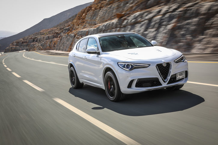 ジェベル・ジャイス山の峠道を行く「ステルヴィオ クアドリフォリオ」。