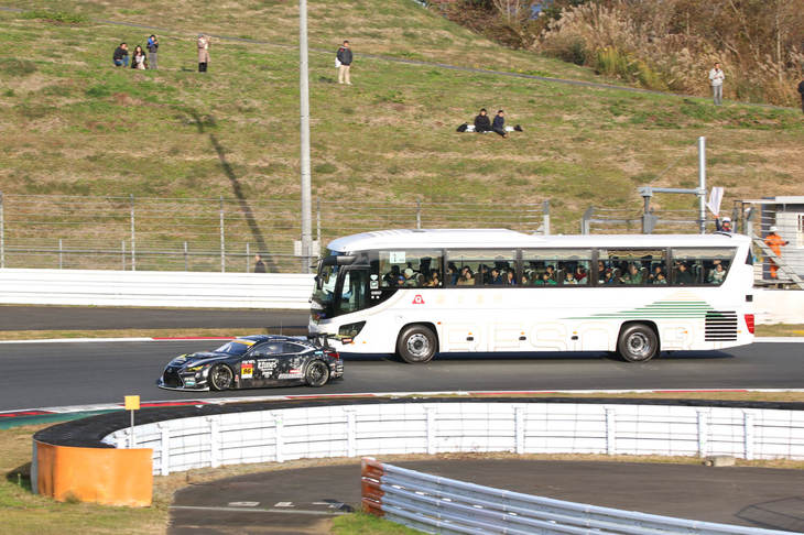 サーキットコースをバスで巡る「サーキットサファリ」。バスのすぐそばを、SUPER GTやスーパーフォーミュラの競技車両などが駆け抜けていく。