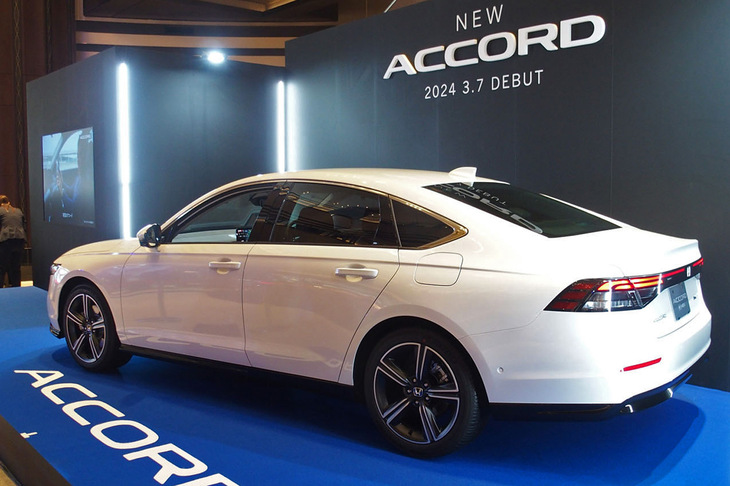 2024年3月の発売記念イベントの様子。伸びやかなルーフラインもあって、この角度からだとドイツ系メーカーが“グランクーペ”や“スポーツバック”などと呼ぶ、5ドアクーペ風にも見える。