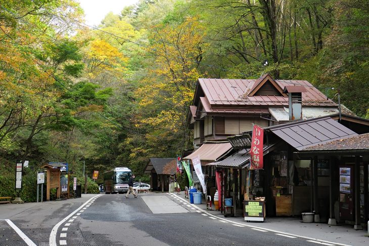 売店では名物のお焼きとイワナの塩焼きを所望。美味にございました。