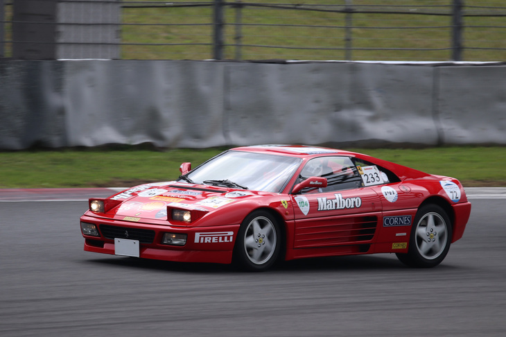 「フェラーリ348」のデビューは1989年なので、もうクラシックの部類となる世代だ。今回のイベントはクラシックモデルの参加が少なかっただけに、元気にサーキットを駆けまわる姿が印象に残った。リトラクタブルヘッドライトや低く直線的なスタイル、コンパクトなボディーサイズなど、スポーツカーらしい魅力が詰まっているのも魅力的なところ。