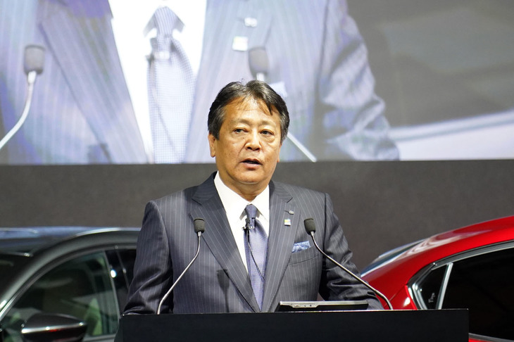 発表会の冒頭であいさつに立ったマツダの丸本 明代表取締役兼CEO。「マツダは2020年に創業100周年を迎えるが、次の100年に向けて最も大切なのは独自性」であり、新型『マツダ3』はこうした考えのもとに開発を進めてきた」と説明した。