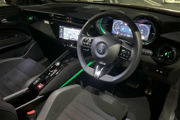 アルファ・ロメオのDNAを感じさせる“テレスコープデザイン”が採用されたインストゥルメントパネル。センターディスプレイはドライバー側に向けられており、コックピットと呼びたくなる雰囲気が満点だ。